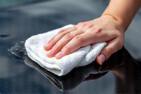 Application de cire sur une voiture